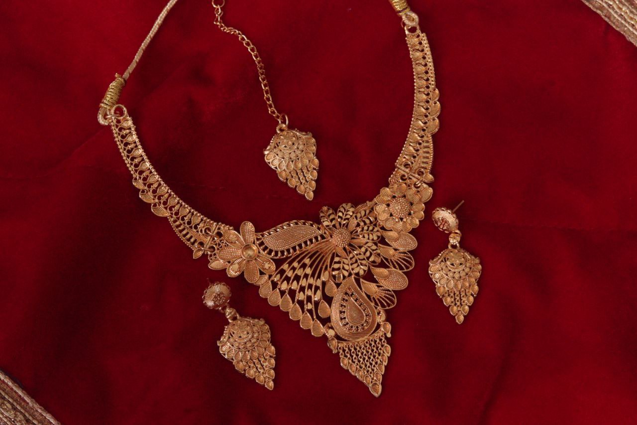 Traditional Antique Gold-Plated Floral Necklace Set with Matching Earrings and Maang Tikka