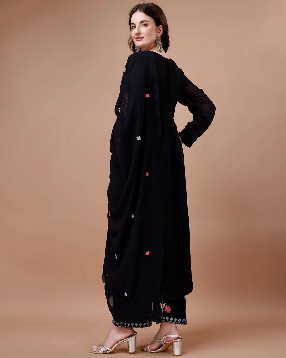 Elegant Black Embroidered Ethnic Kurta Set with Dupatta – Floral Thread Work & Designer Detailing